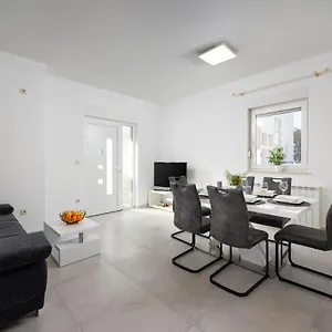 https://luxury-apartment-ketty.splithotels.org