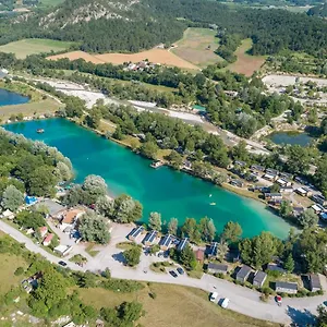 https://vivacamp-le-lac-bleu.hotels-rhonealpes.com